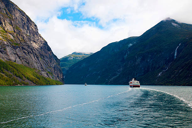istock View of Geiranger 123690001