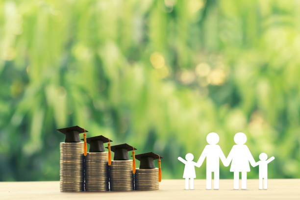 Family members, rows of rising coins with graduation cap or hat on a table. Saving money for kid, child education concept depicts increasing in cost for paying tuition fee when study higher class miembros de la familia, filas de monedas en ascenso con gorra de graduación o sombrero en una mesa. ahorro de dinero para niños, concepto de educación infantil representa el aumento en el costo para pagar la cuota de matrícula cuando estudia la clase m