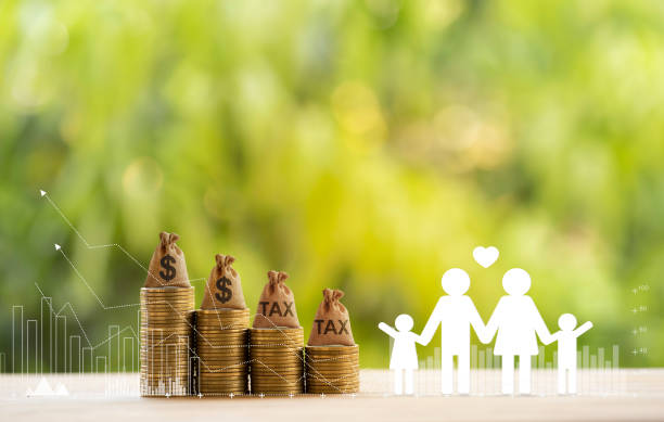 Happy family in warm, US money bags on rows of rising coins and graph growth business investment on table. Planning for a secure future and financial status and mitigating taxes concept feliz familia en caliente, bolsas de dinero de ee.uu. en filas de monedas en aumento y gráfico de la inversión de negocios de crecimiento en la mesa. planificación de un futuro seguro y un estado financiero y un concepto de mitigación de impuestos
