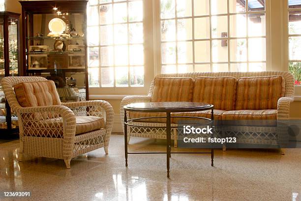 Foto de Lobby Do Hotel e mais fotos de stock de Aconchegante - Aconchegante, Almofada, Cadeira