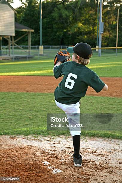 Little League Junge Pitcther Baseball Field Dem Mound Spieler Pitching Stockfoto und mehr Bilder von Aktivitäten und Sport