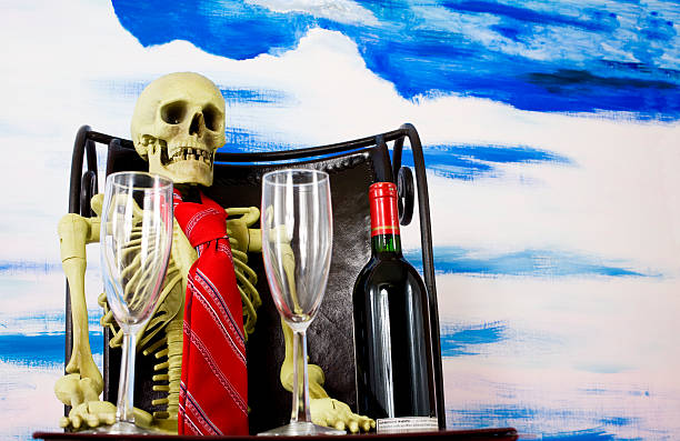scheletro in attesa per la sua data bottiglia e due bicchieri. - despair effort persistence failure foto e immagini stock