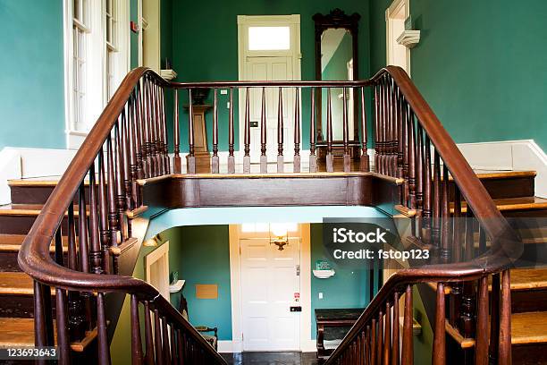 Escalera Con Camas Dobles Foto de stock y más banco de imágenes de Carpintería - Carpintería, Gobierno, Espejo