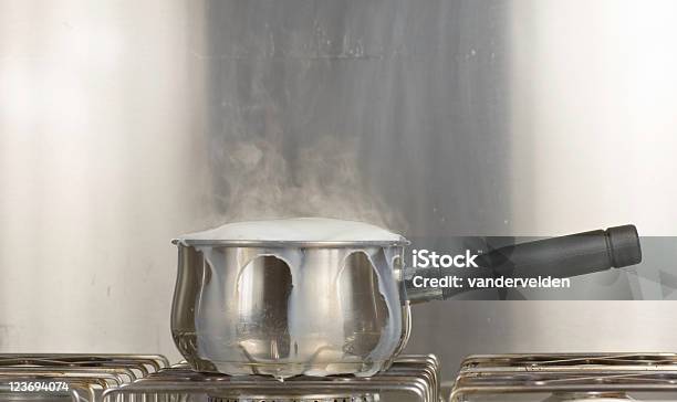 片手鍋を沸騰するミルク - あふれるのストックフォトや画像を多数ご用意 - あふれる, ミルク, 沸騰する