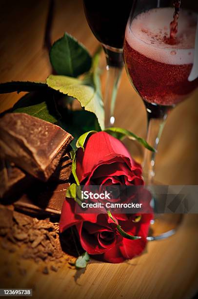 Foto de Chocolate Rosas E Vinhos De Sobremesa e mais fotos de stock de Champanhe - Champanhe, Chocolate, Dia dos Namorados