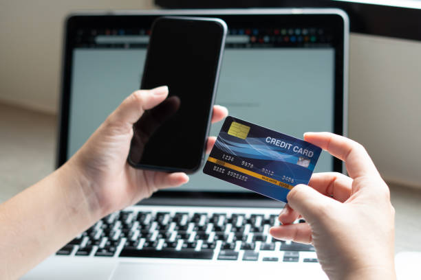 Business woman hand hold credit card to shopping internet online bill on computer, Debit saving purchase buy on table background. Shopaholic people retail pay sale money, bank terminal account concept una mujer de negocios tiene la tarjeta de crédito para comprar la factura en línea de internet en el ordenador, compra de ahorro de débito en el fondo de la mesa. shopaholic personas minoristas pagan dinero de venta, concepto de cuenta de terminal banca