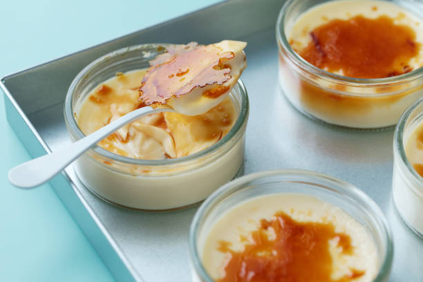 카라멜화 설탕 클로즈업 크림 브릴리 - dessert ready to eat creme brulee food 뉴스 사진 이미지