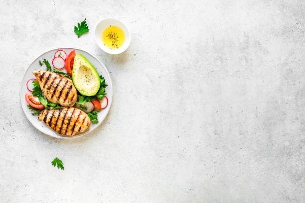 keto lunch with grilled chicken - chicken breast chicken grilled chicken protein imagens e fotografias de stock