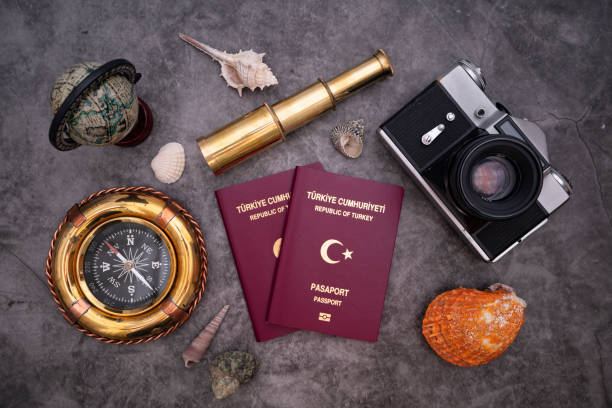 паспорт, карта, компас и бинокль, концепция путешествия. - passport old usa id card стоковые фото и изображения