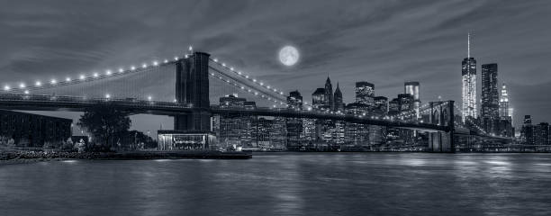 panorama new york city la nuit - manhattan skyline downtown district night photos et images de collection