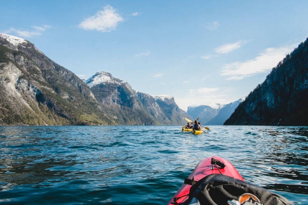 kajaktour in den nördlichen fjorden, norwegen - sogn og fjordane county stock-fotos und bilder