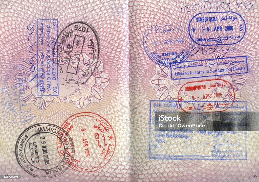 Passeport avec timbres - Photo de Passeport libre de droits