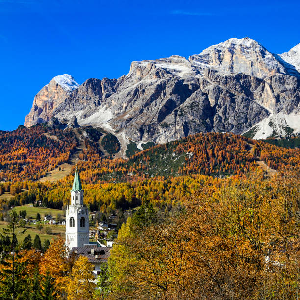 herbst in cortina d'ampezzo - cortina dampezzo stock-fotos und bilder