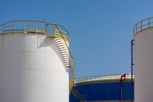 serbatoi di stoccaggio del carburante - oil storage tank storage compartment fuel and power generation foto e immagini stock