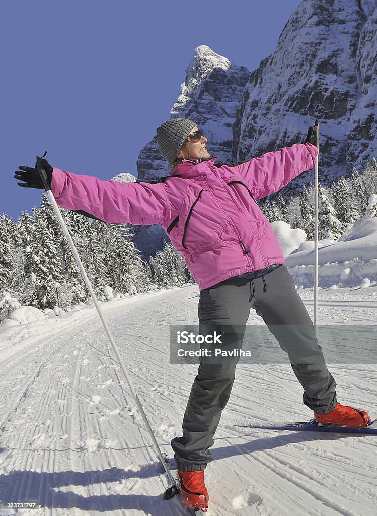 Счастливый крест стране лыжница с розовый жакет - Стоковые фото Women's Cross-Country Skiing роялти-фри