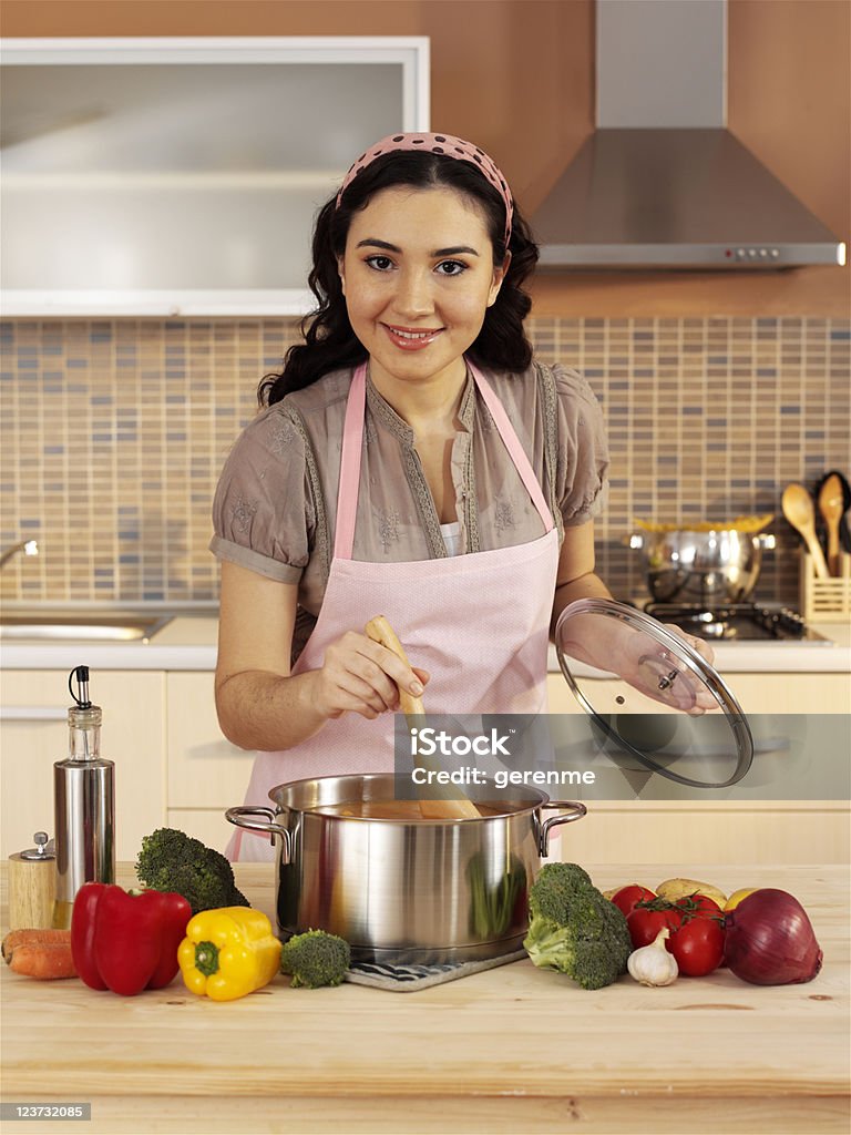 Giovane donna che cucina la zuppa - Foto stock royalty-free di Zuppa