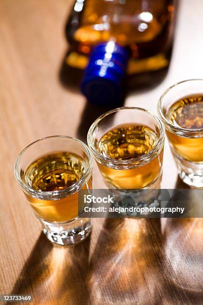 Foto de Fotos De Uísque e mais fotos de stock de Alcoolismo - Alcoolismo, Balcão de bar, Bar