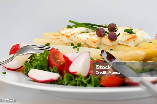 Asparagi Con Feta E Posate - Fotografie stock e altre immagini di Alimentazione sana - Alimentazione sana, Asparago, Barbietola dorata