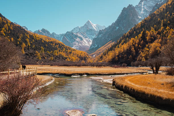 the sacred mount chanadorje (xia nuo duo ji) at ya ding nature reserve located at dao cheng county - dao cheng imagens e fotografias de stock