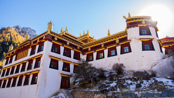 chong gu monastery at ya ding nature reserve located at dao cheng county - dao cheng imagens e fotografias de stock