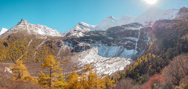 breathtaking view with snow capped mountains at ya ding nature reserve located at dao cheng county - dao cheng imagens e fotografias de stock