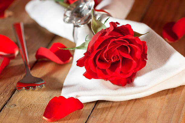 table dressée avec une rose rouge dans un style champêtre - festessen photos et images de collection