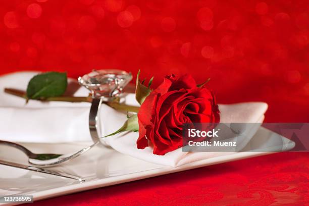 Foto de Configuração Em Plano De Fundo Vermelho e mais fotos de stock de Amor - Amor, Banquete, Botar a Mesa