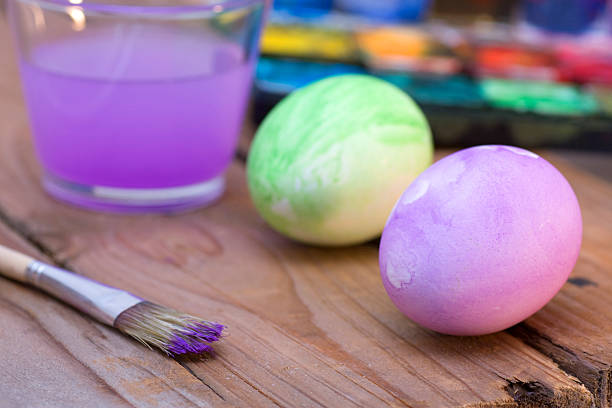 huevo de pascua y cepillo de pintura - wasserglas fotografías e imágenes de stock