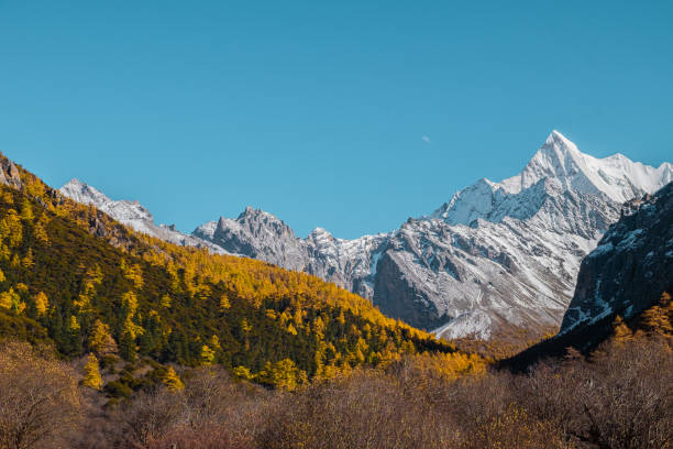 snow capped mountains at dao cheng county - dao cheng imagens e fotografias de stock