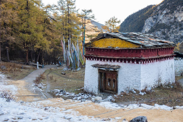 little hut at ya ding nature reserve located at dao cheng county - dao cheng imagens e fotografias de stock