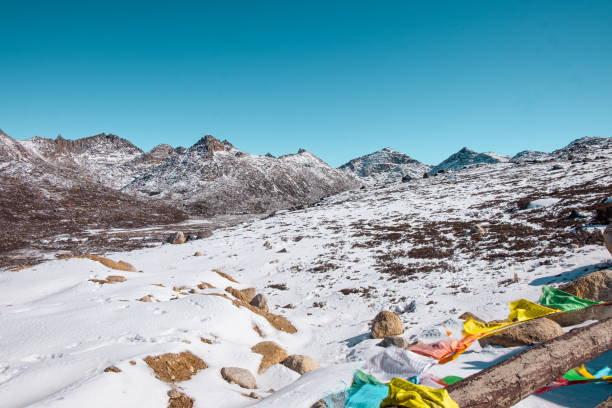 snow capped mountains at dao cheng county - dao cheng imagens e fotografias de stock