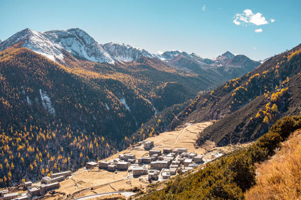 snow capped mountains at dao cheng county - dao cheng imagens e fotografias de stock