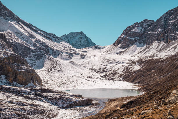 breathtaking view with snow capped mountains at ya ding nature reserve located at dao cheng county - dao cheng imagens e fotografias de stock