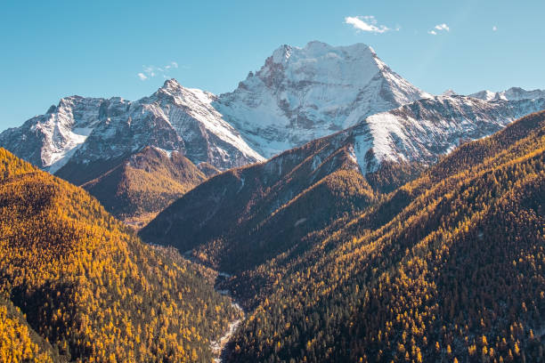 snow capped mountains at dao cheng county - dao cheng imagens e fotografias de stock