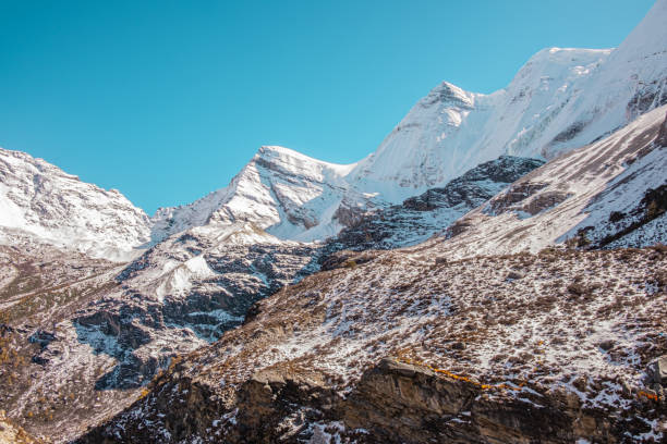 breathtaking view with snow capped mountains at ya ding nature reserve located at dao cheng county - dao cheng imagens e fotografias de stock