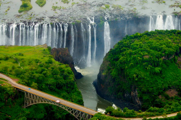 cataratas victoria - victoria falls waterfall zimbabwe zambia fotografías e imágenes de stock