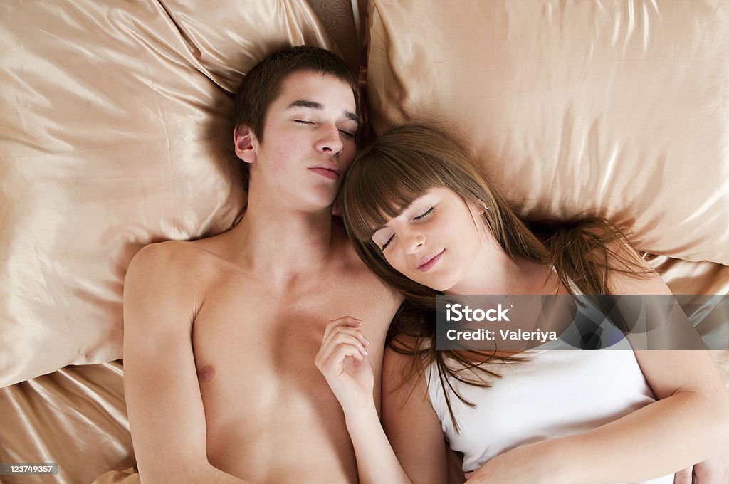 若いカップルはベッドのベッドルーム - 20代のロイヤリティフリーストックフォト
