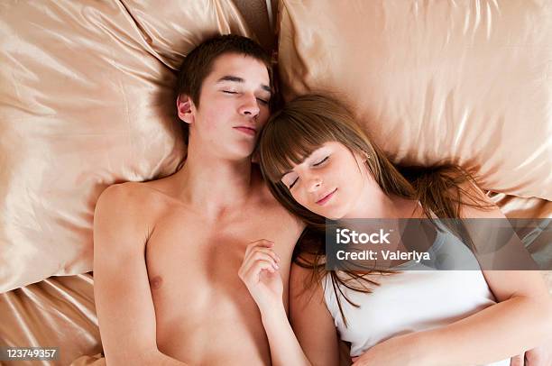 젊은 커플입니다 슬리핑 만들진 침대 20-29세에 대한 스톡 사진 및 기타 이미지 - 20-29세, 2명, 가정 생활