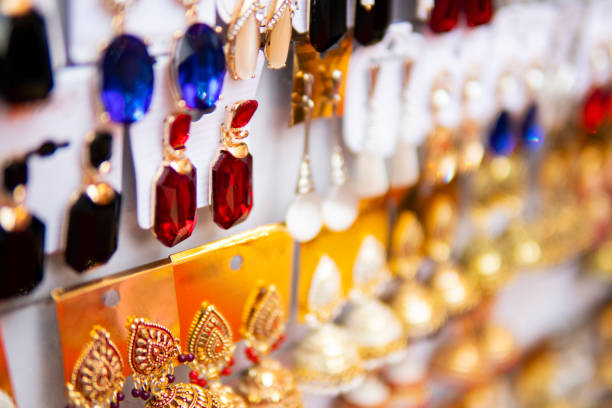 крупным планом серьги дисплей в ювелирном магазине. - earring gold jewelry contemporary стоковые фото и изображения