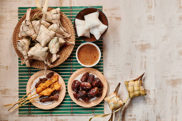 makanan hari raya, pangsit beras ketupat atau melayu, sate dan kurma - ketupat makanan foto potret stok, foto, & gambar bebas royalti