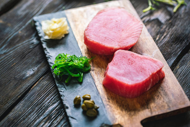 filete de atún crudo con ingredientes listos para cocinar - vitamin d salmon fillet raw fotografías e imágenes de stock