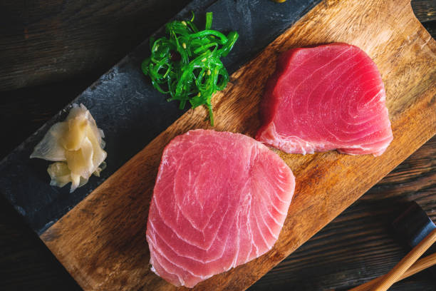 요리 할 준비가 된 재료로 된 생 참치 스테이크 - tuna tuna steak raw freshness 뉴스 사진 이미지