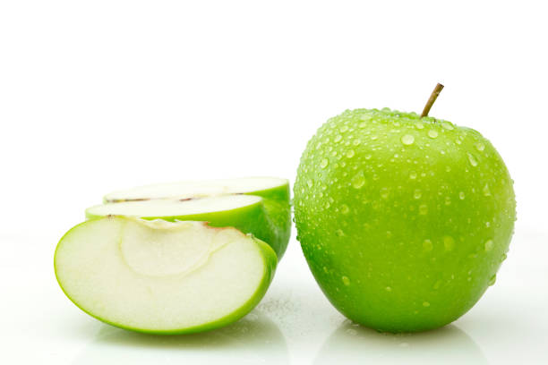 mezzo taglio isolato e corpo pieno di mela verde su sfondo bianco, percorso di ritaglio della mela bagnata - half full apple green fruit foto e immagini stock