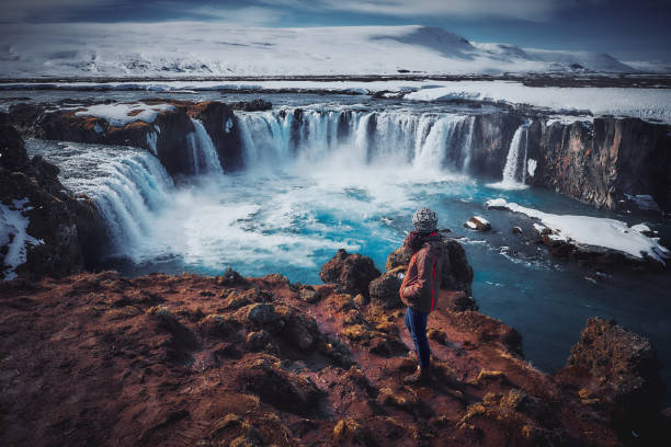 le paysage de la cascade de godafoss, islande - waterfall iceland landscape stream photos et images de collection