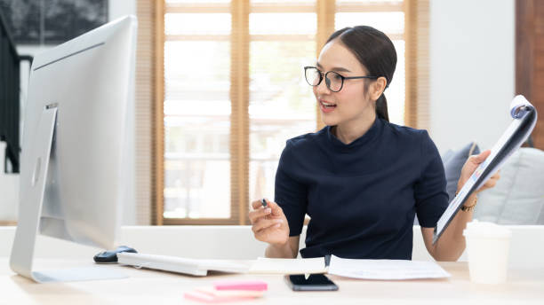 mulher de negócios asiática falando com seus colegas sobre o plano em videoconferência. equipe de negócios usando computador para uma reunião on-line em chamada de vídeo. grupo de pessoas inteligentes trabalhando em casa. - computer team young adult smart casual - fotografias e filmes do acervo