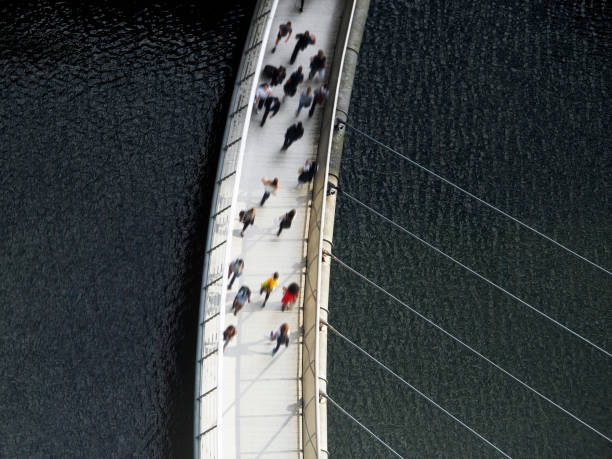 埠頭の橋の上のラッシュアワー - ラッシュ時 写真 ストックフォトと画像