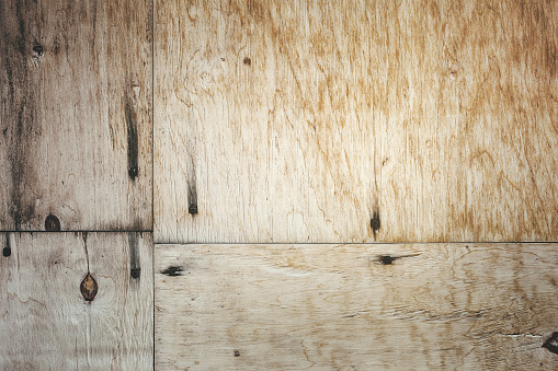 La madera contrachapada sin pintura está atornillada. Fondo de madera textual. photo
