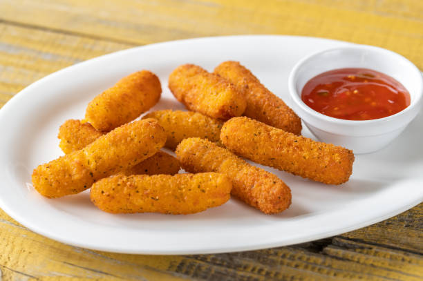 mozzarella sticks with chili sauce - mozzarella stick appetizer fried imagens e fotografias de stock