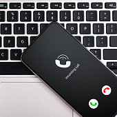 smartphone-mit-eingehendem-anruf-auf-dem-bildschirm.jpg?b=1&s=170x170&k=20&c=fCGxkSBqteNoPwrzBB6ECec4pYEl9NuaGyliJC_Nhq0=
