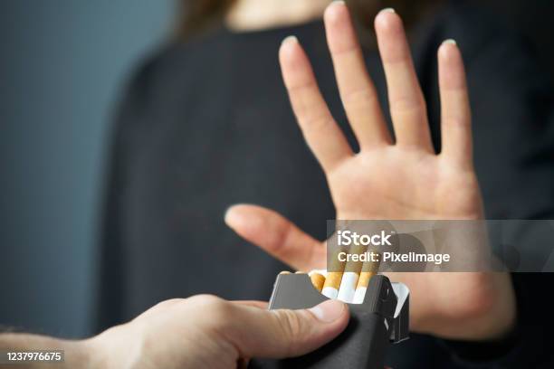 喫煙の概念をやめる手はタバコの申し出を拒否している - 喫煙問題のストックフォトや画像を多数ご用意 - 喫煙問題, タバコをやめる, タバコを吸う